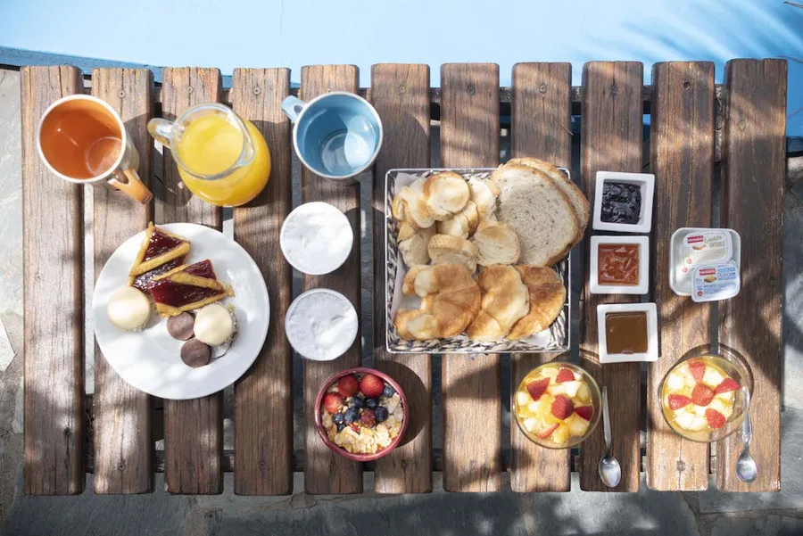 Desayuno room service — frutas, panes y café exprés