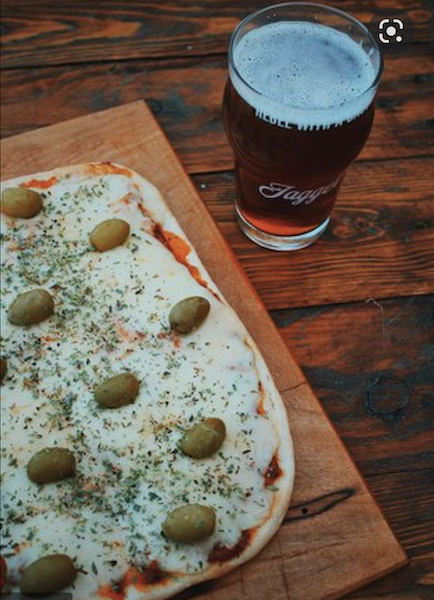 Pizza muzza con dos cervezas