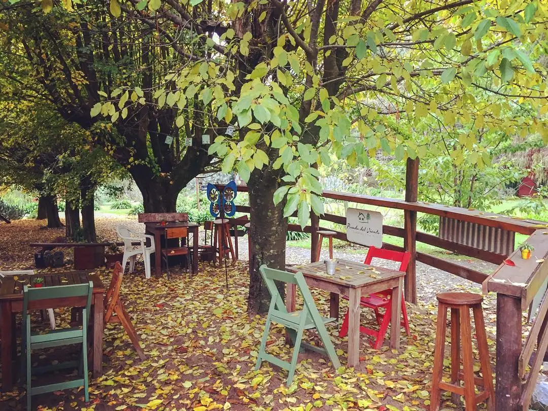 Jardín de la posada en otoño con hojas coloridas
