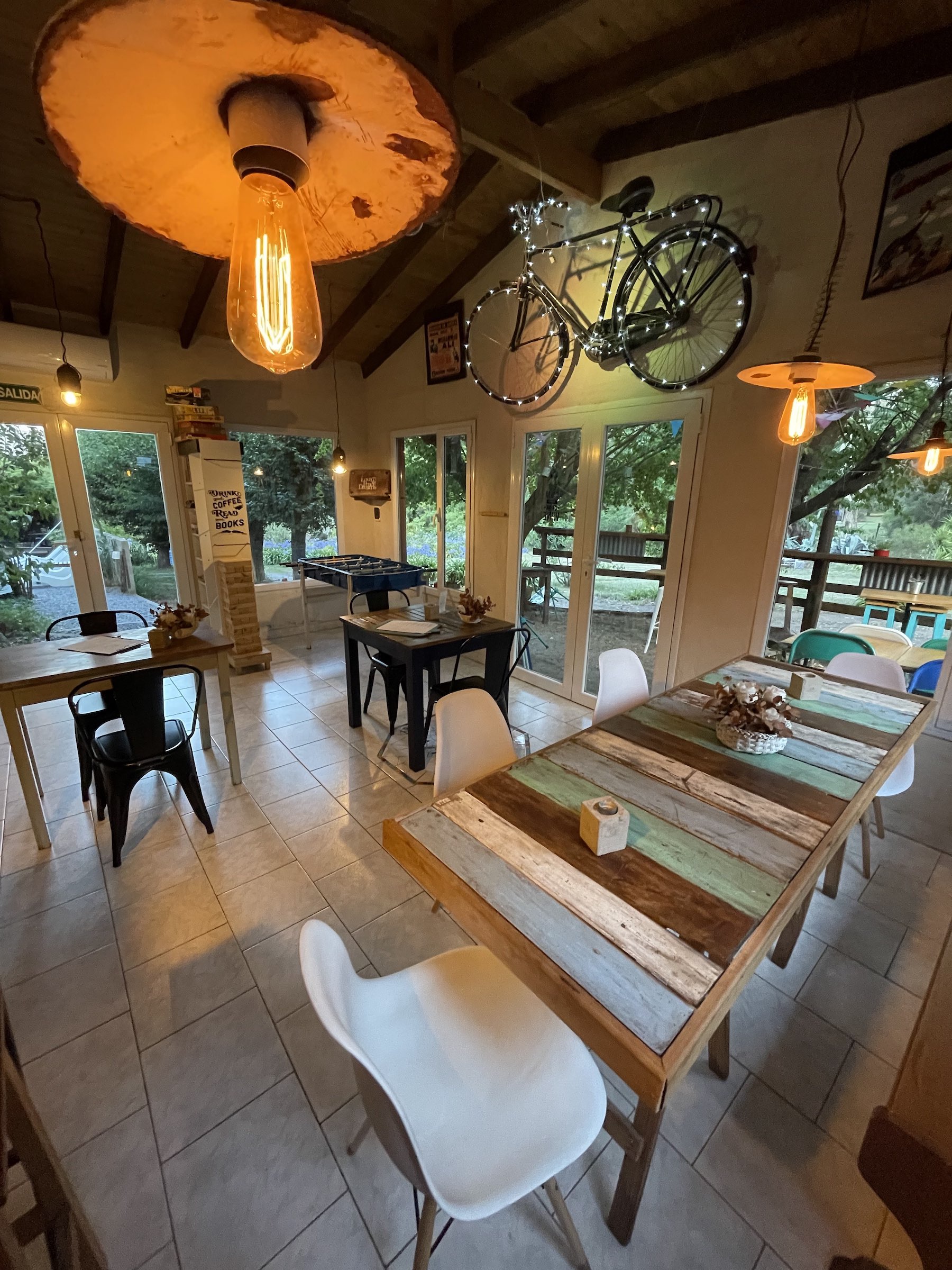 Salón con estufa en Posada del Viento